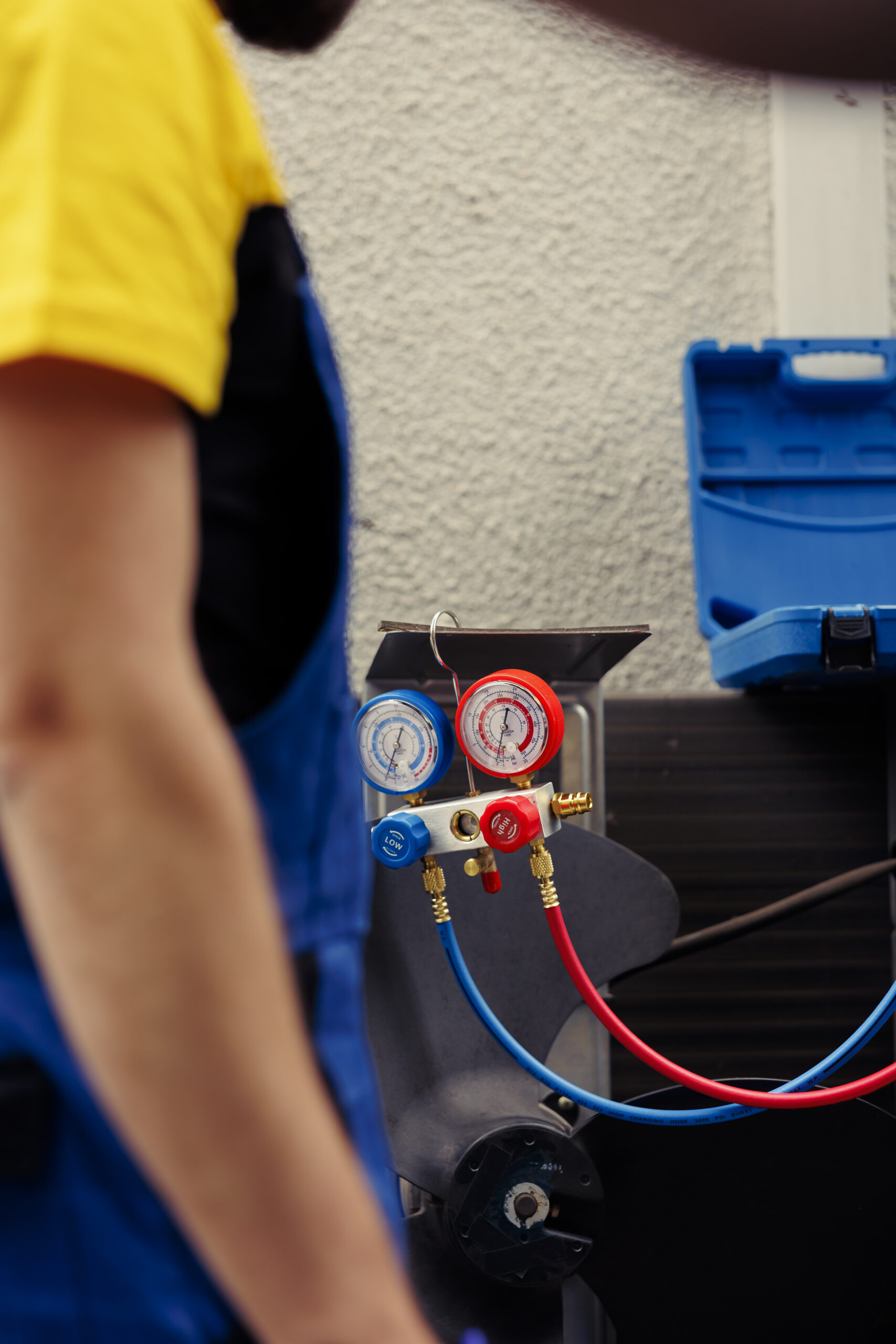 HVAC system refrigerant tank check